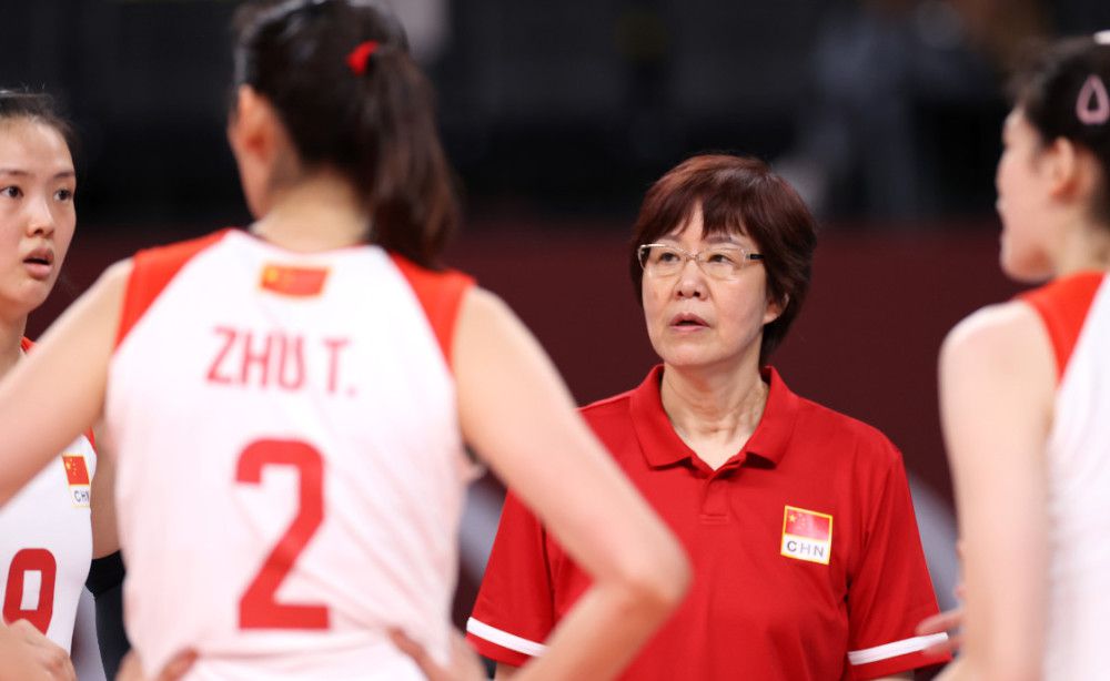 本轮英超，曼城2-1逆转击败卢顿结束4轮不胜，不过赛后的大部分焦点在瓜迪奥拉身上，他被拍到在半场结束时斥责第四官员没有多给时间，此后他又离开自己的区域庆祝进球。